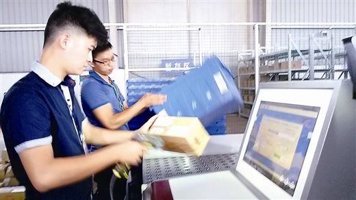 6月25日，在中國-東盟(南寧)跨境電子商務(wù)監(jiān)管倉里，工作人員在認(rèn)真檢查貨物。(圖片來源于 廣西日報(bào))