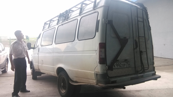 滿洲里海關關員對涉嫌侵權車輛進行外觀檢查.jpg