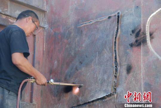 圖為工作人員在對(duì)車體夾層進(jìn)行切割。　呼和浩特海關(guān)提供　攝