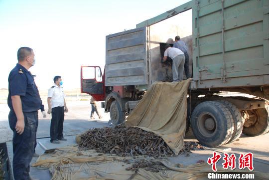 圖為現(xiàn)場(chǎng)關(guān)員監(jiān)督犯罪嫌疑人卸去走私物品?！『艉秃铺睾ｊP(guān)提供　攝