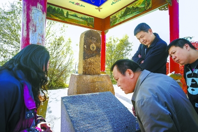 清代18號石碑是1882年清政府與沙俄在那林哈勒德簽訂的《中俄伊犁界約記》。如今這塊清代界碑依然樹立在霍爾果斯口岸,成為游客必去的景點。
