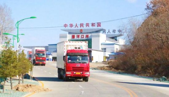 滿載貨物的車輛駛出口岸回國(guó)