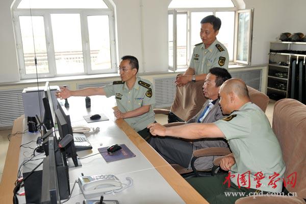 邊檢官兵正在為車站工作人員講解系統使用方法