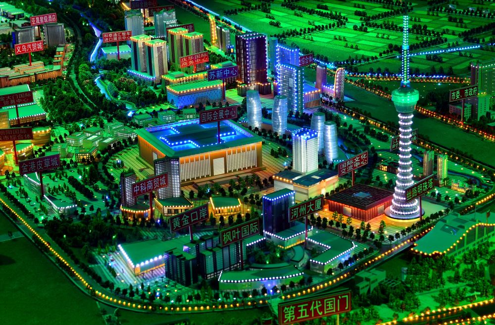 豎立在中哈霍爾果斯國際邊境合作中心哈方區域的駱駝雕像。攝影/章軻