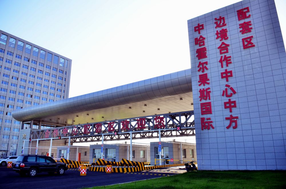 豎立在中哈霍爾果斯國際邊境合作中心哈方區域的駱駝雕像。攝影/章軻