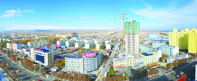 新疆霍爾果斯市，與哈薩克斯坦隔霍爾果斯河相望。這座距離中國內陸最遠的口岸城市，成為絲綢之路經濟帶上一顆冉冉升起的新城