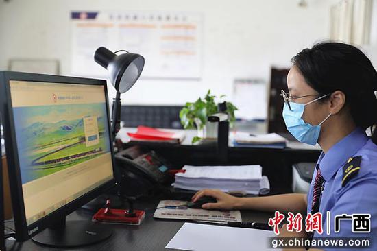圖為貨運計劃員正在使用數字口岸系統進行“無紙化”通關。劉雅琴  攝