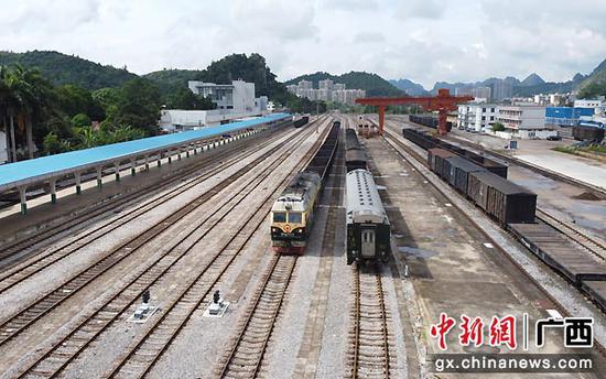 圖為第一批“無紙化”通關的鋼材整裝待發。劉雅琴  攝