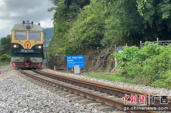 圖為24511次貨物列車駛向越南。鐘云鵬  攝