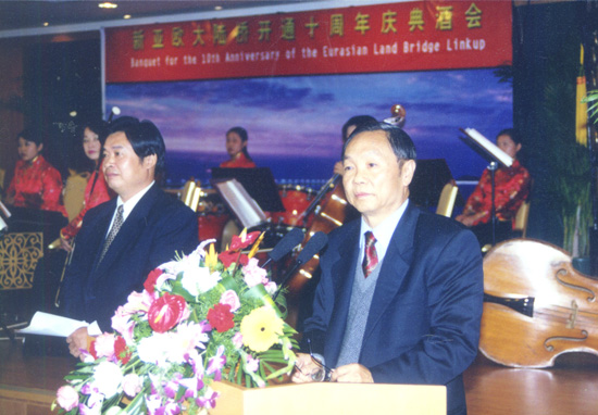 2002年中國國際貨代協(xié)會會長、中國外運集團董事長羅開富 連云港市人民政府市長劉永忠在新亞歐大陸橋開通十周年慶典酒會上講