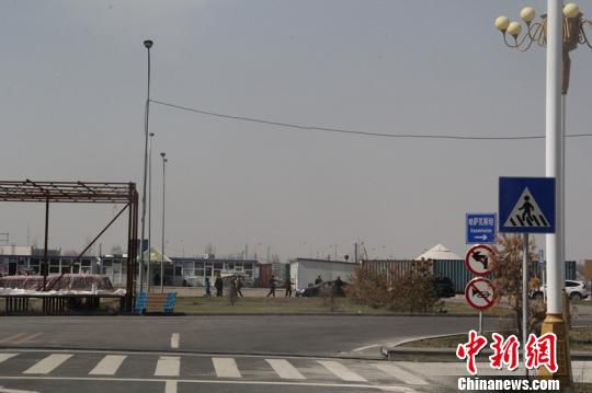 新疆霍爾果斯特區(qū)貿(mào)易額激增中國商品走俏中亞（圖）