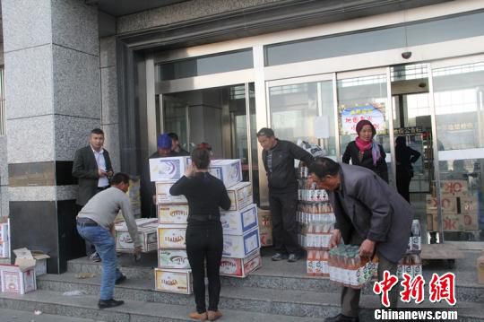 新疆霍爾果斯特區(qū)貿(mào)易額激增中國商品走俏中亞（圖）