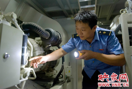 當鄭歐班列抵達鄭州北車輛段后,由列車檢查人員對列車的走行部分和配件進行檢查。