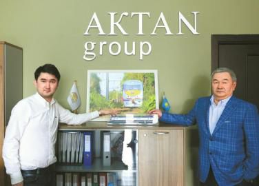 AKTAN公司總經(jīng)理阿斯卡爾貝克（右）、副總經(jīng)理阿巴扎爾與南車資陽(yáng)公司的機(jī)車照片及模型合影。