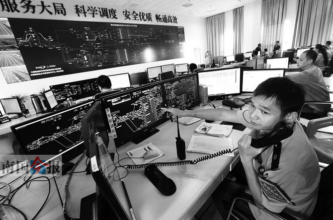 柳州南編組站調(diào)度中心里，工作人員十分忙碌。