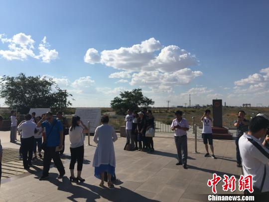 圖為在二連浩特的國門景點，游客們正在合影 烏瑤 攝