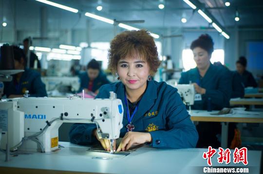 巴楚縣萬(wàn)和服裝廠的工人在車間里。 朱景朝 攝