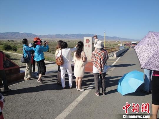 新疆力推口岸跨境游拓展絲路旅游國際通道（圖）
