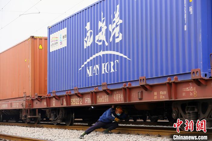 為中歐班列體檢的“門診大夫”：“千錘百煉”耳聽車況保零晚點