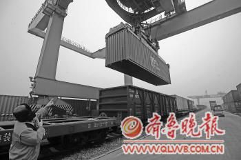 山東國際物流港中鐵聯(lián)集青島集裝箱中心站。本報記者