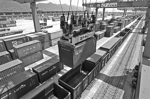 5月22日,重慶鐵路集裝箱中心站,工作人員正在操作機械調(diào)運集裝箱。 記者 張錦輝 實習生 蘇思 攝