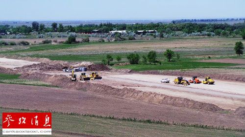 哈薩克斯坦北部地區正在修建的“雙西公路”（周良供圖）