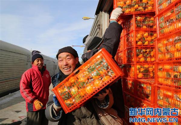 工人將水果從中國的列車搬到俄羅斯的列車上（12月3日 記者任軍川攝）。