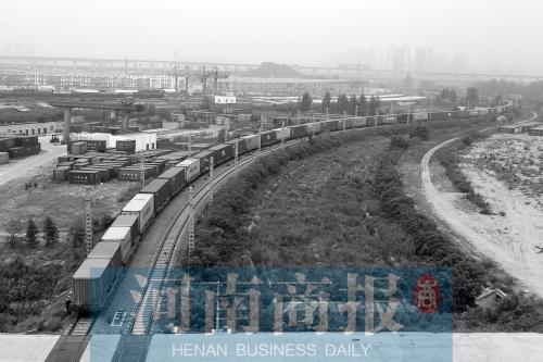 整裝待發的鄭歐班列（資料圖）