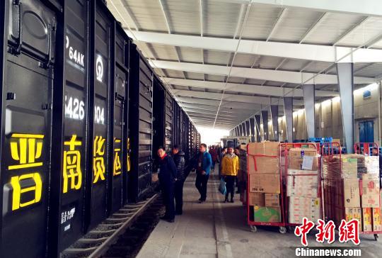 太原鐵路改變“一煤獨(dú)大”開(kāi)通貨運(yùn)快列拓“白貨”市場(chǎng)
