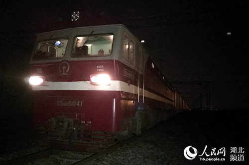 3月25日5:45分， X8017/8次中歐班列從武漢鐵路局吳家山車站開出。（黃志剛 攝）