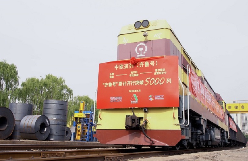 圖為：第5000列“齊魯號”中歐班列在濟南發行（鄭緒廣+攝）.jpg