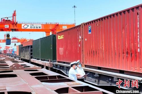 中國僑網海關關員現場監管驗放出口中歐班列?！罨埚巍z
